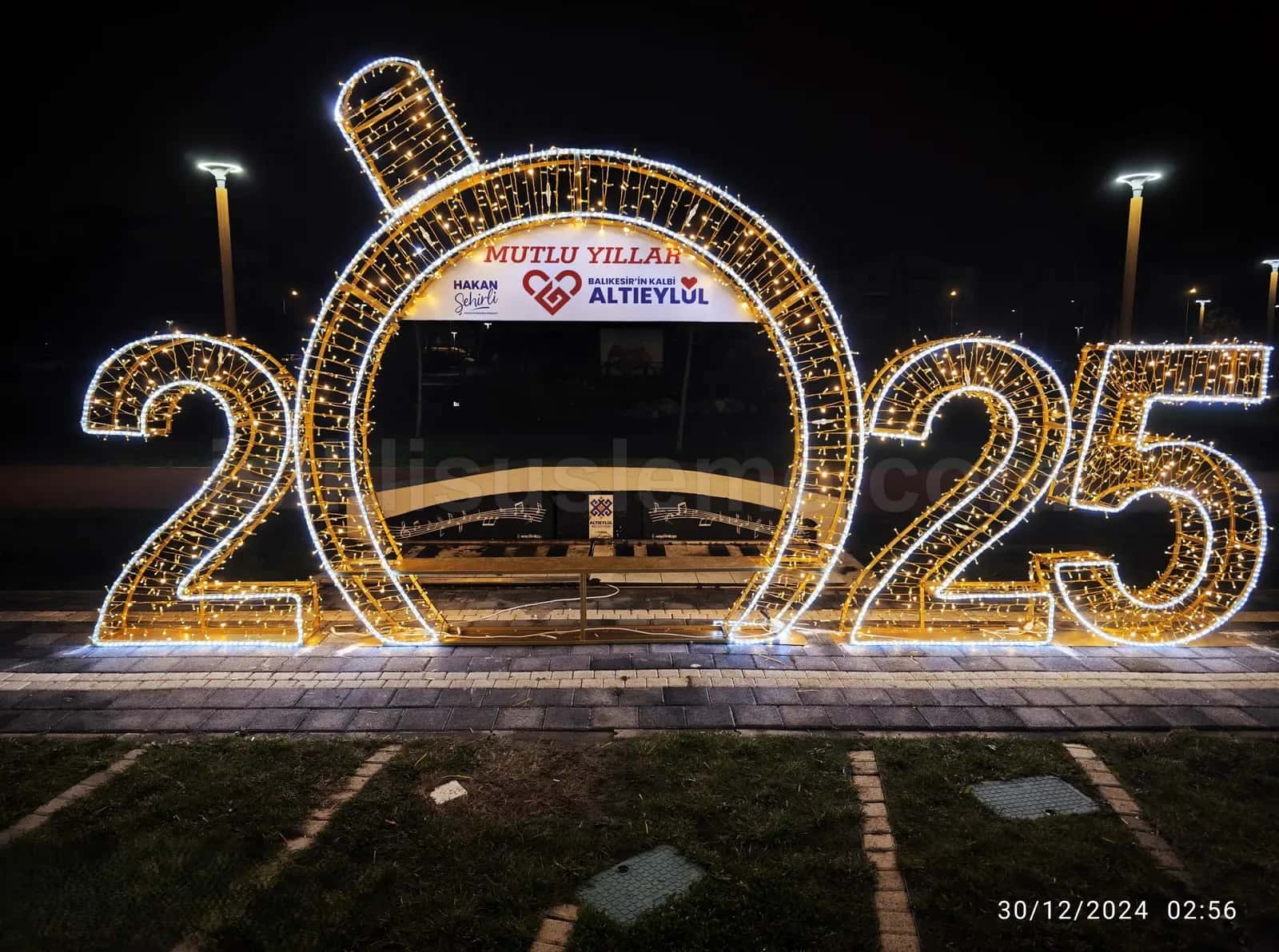 altieyul belediyesi meydaninda sicak beyaz ledlerle aydinlatilmis dev 2025 yil rakam figuru gece