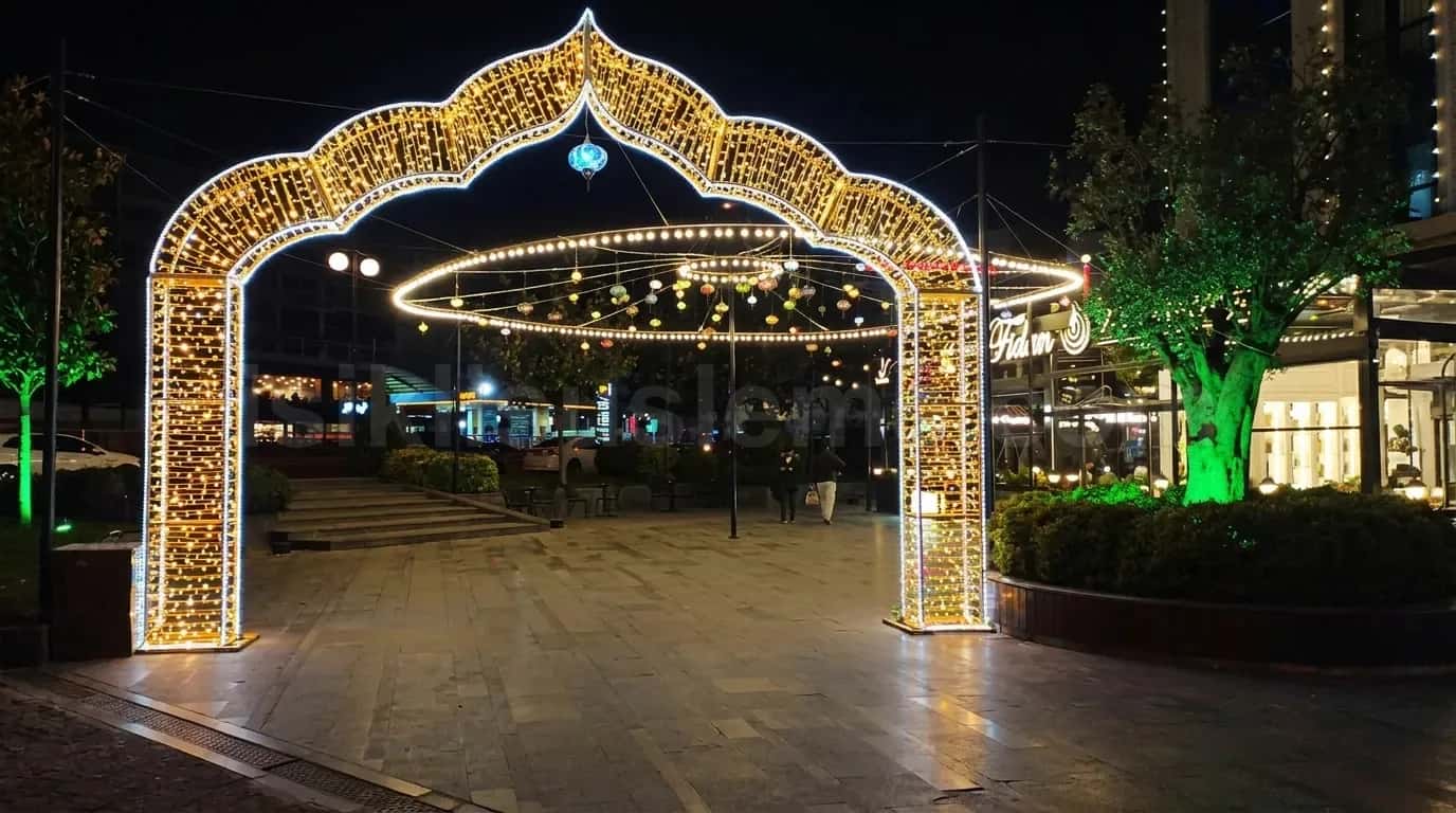 Gece saatinde altin rengi LED suslenmis yaya meydani kemer kapi yapisi