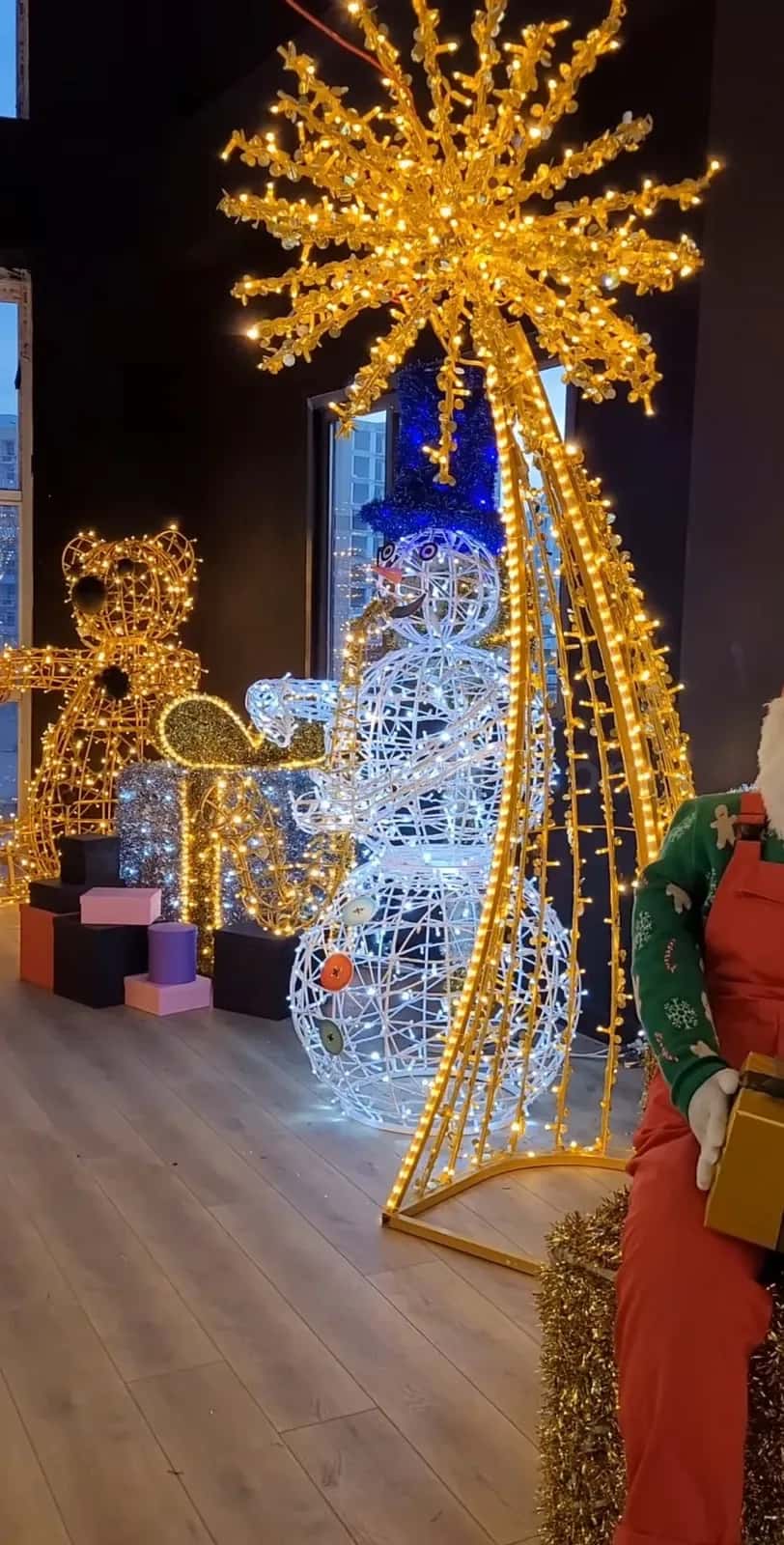 Ic mekanda altin renkli buyuk LED yildiz ve hayvan figurleri ile yilbasi dekorasyon duzeni