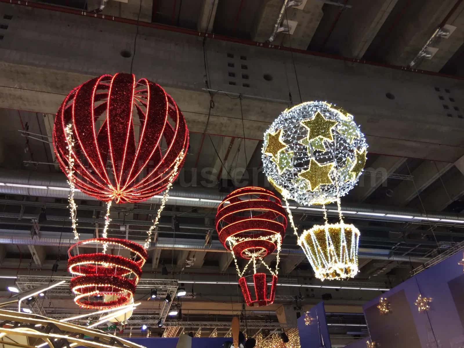 Endustriyel tavandan asili kirmizi ve altin renkli 3D LED balon figurler ic mekan susleme