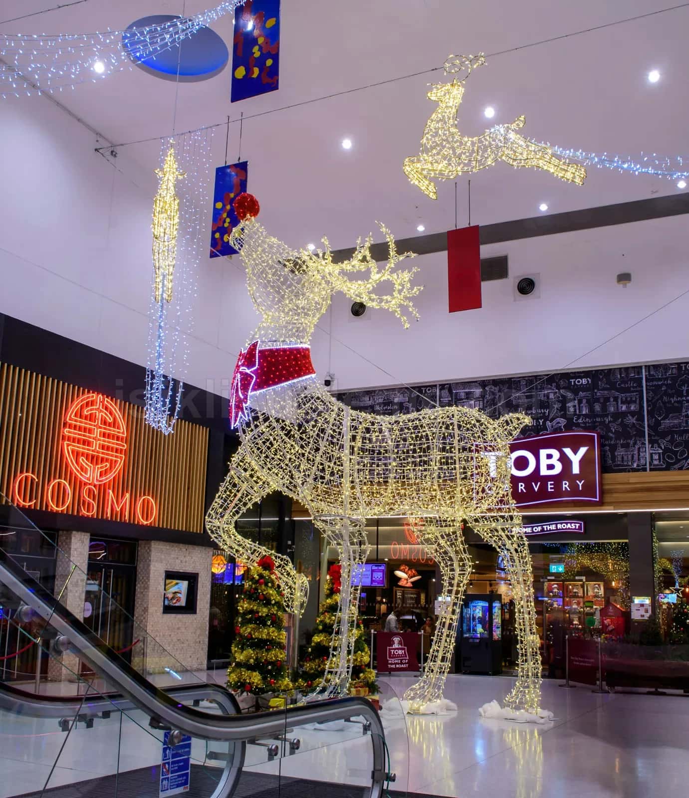 AVM icinde Cosmo ve Toby Carvery magazalari onünde dev altin LED ren geyigi figuru