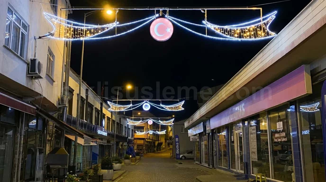 Gece vakti LED ay yildiz motifiyle suslenmis dar ticari cadde