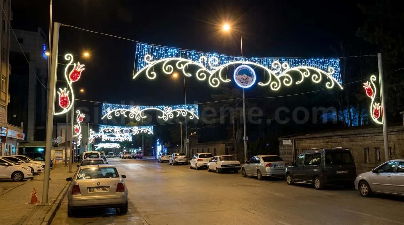 Belediye logolu cadde ustu mavi beyaz LED kanopi ve kirmizi laleli dikey LED motifleri gece trafikte