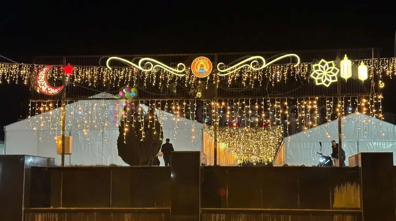 Ramazan temasli hilal fener ve kar tanesi LED motiflerle bezeli belediye alan susleme gecesi