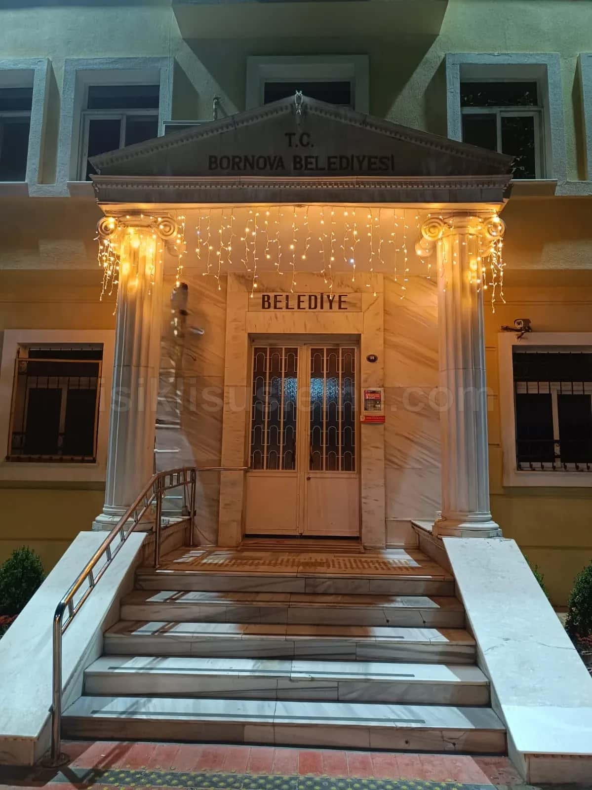 Bornova Belediyesi sutunlu giris cephesine sicak beyaz LED sarkıt buz susleme kurulumu gece gorunumu
