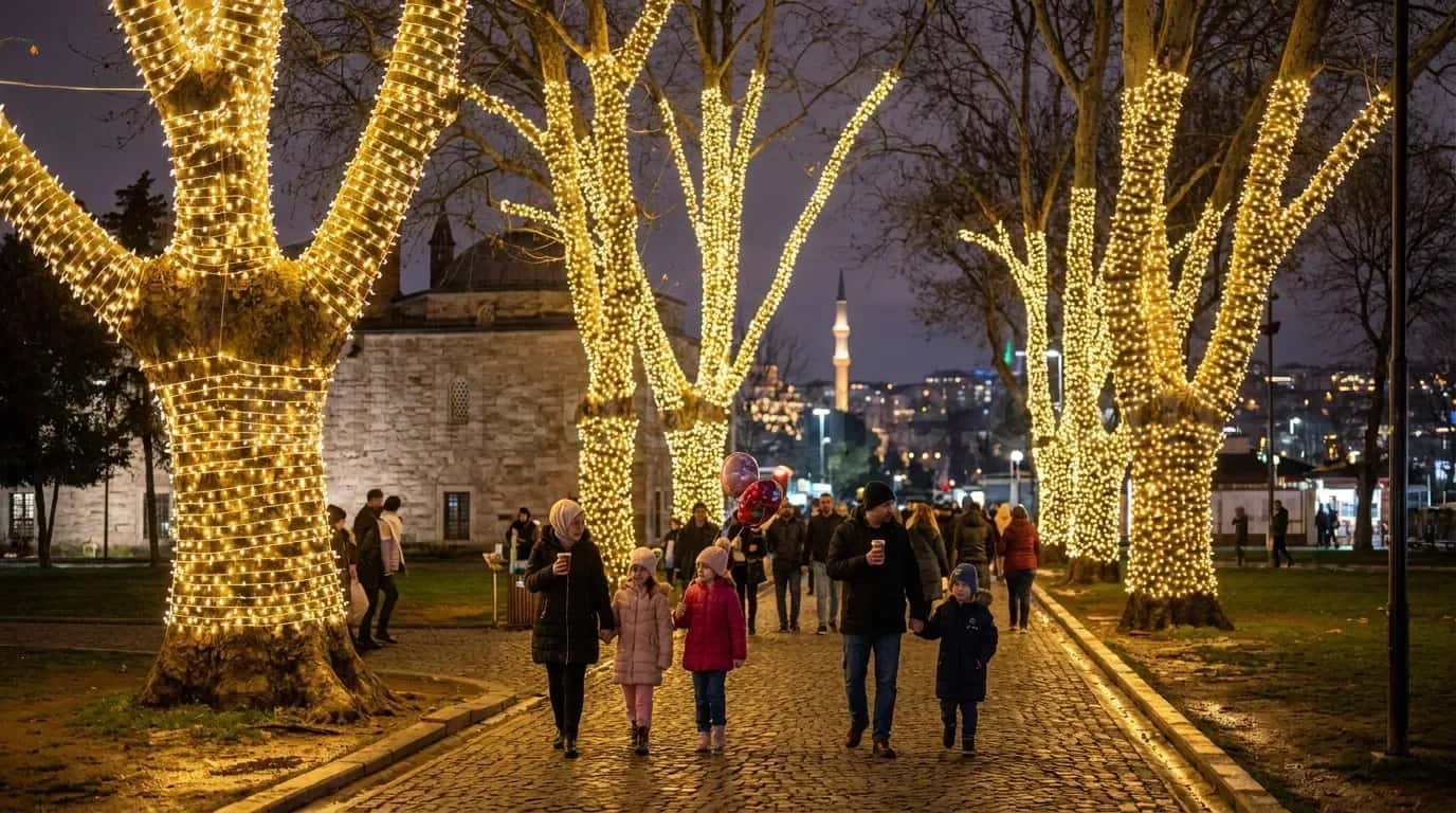 Istanbul tarihi semtinde gece yuruyus yapan insanlar ve LED ile kapli kaldırım agaclari