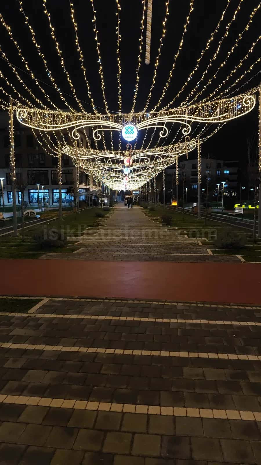 Gece yaya yolu uzerinde beyaz LED kanat motifi ve cadde tavan susleme duzeni