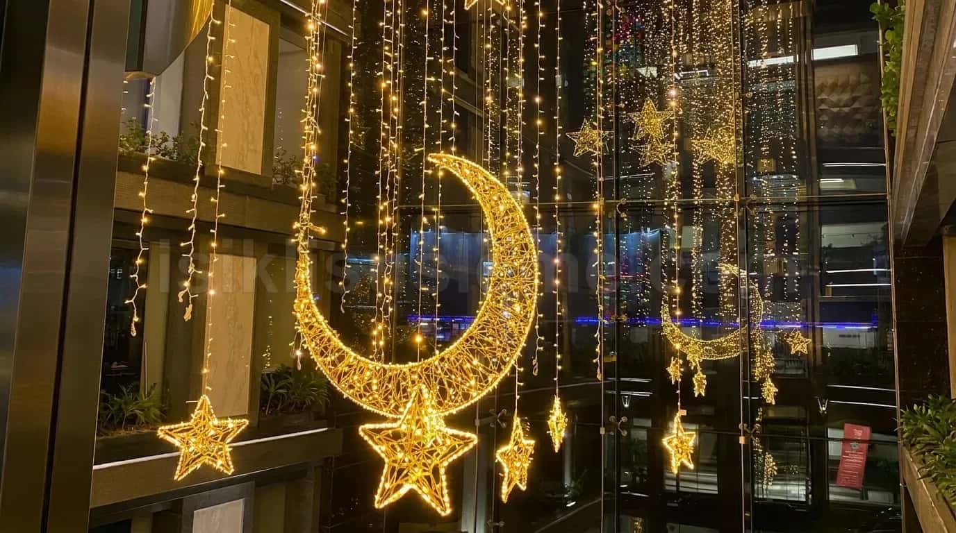 Cam cephe onunde sarkit altin led perde arkasinda parlayan LED ay ve yildiz figurleri