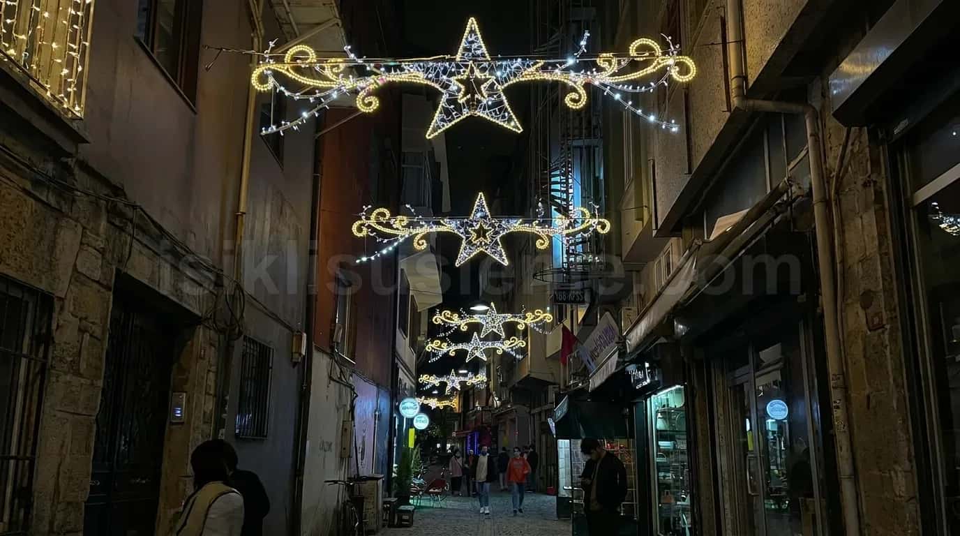 Tarihi dar sokak ustunde sicak beyaz LED yildiz ve motif susleme gece gorunumu