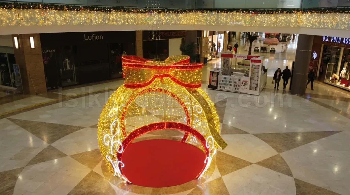 AVM zemininde altin ve kirmizi LED isikli dev hediye kutusu bicimli 3D figur susleme