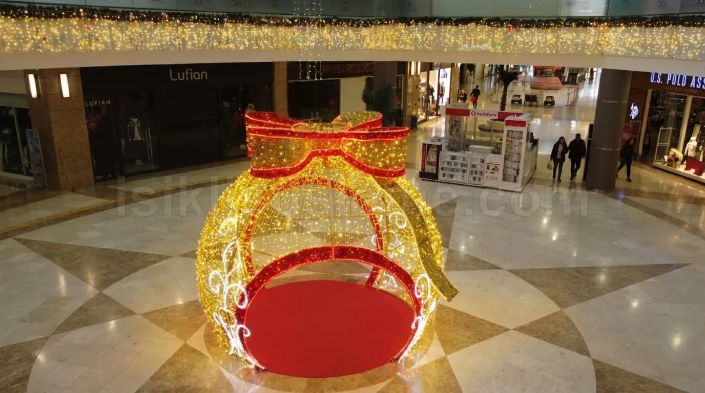AVM zemininde altin ve kirmizi LED isikli dev hediye kutusu bicimli 3D figur susleme