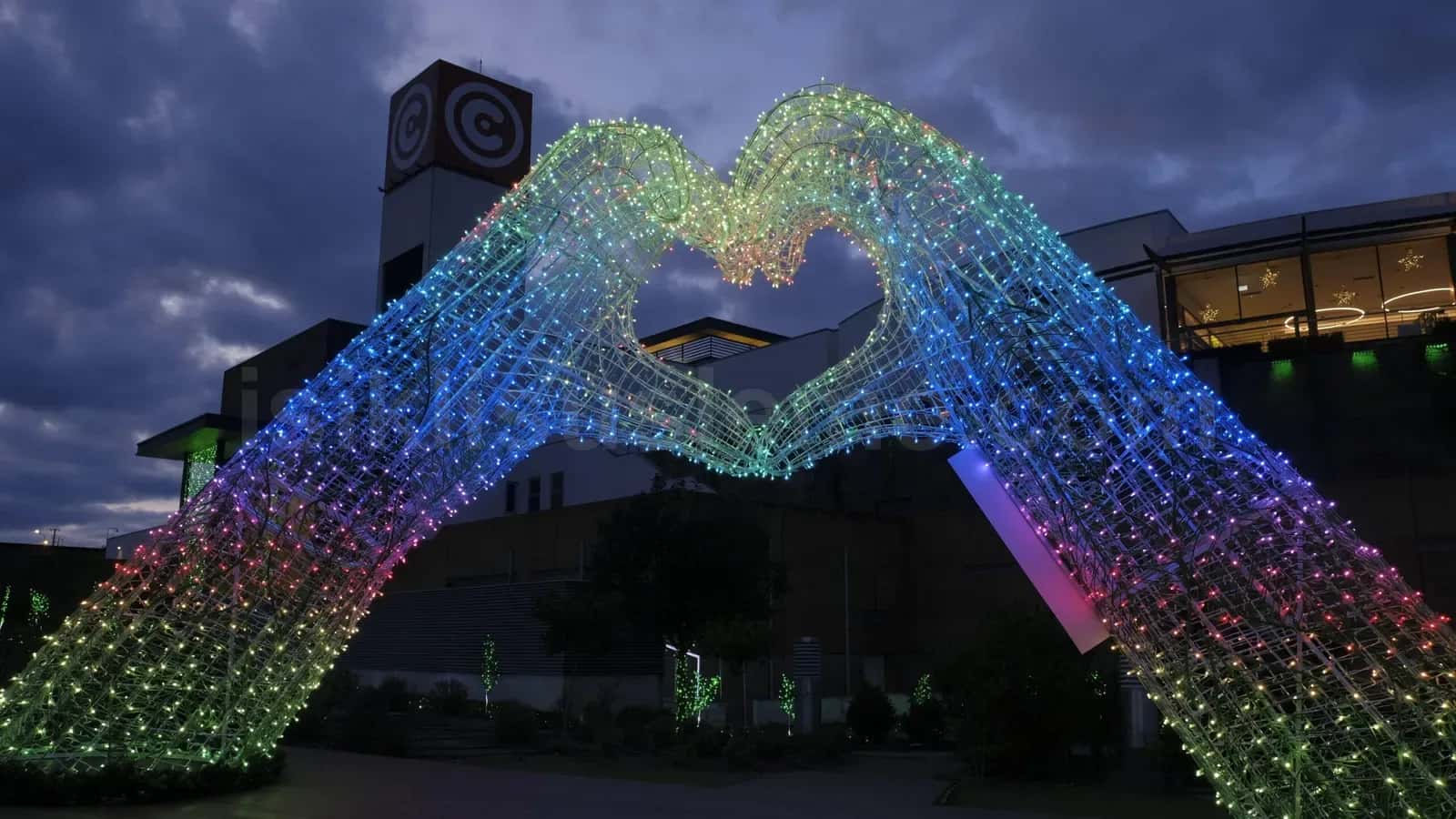 AVM onunde renkli LED isikli iki elden olusan dev kalp sekli figuru