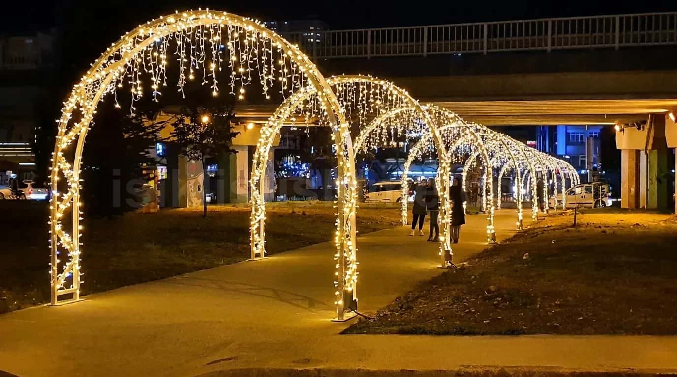 Köprü altinda sicak beyaz led isiklarla aydinlatilmis buyuk kemer tuneli gecesi
