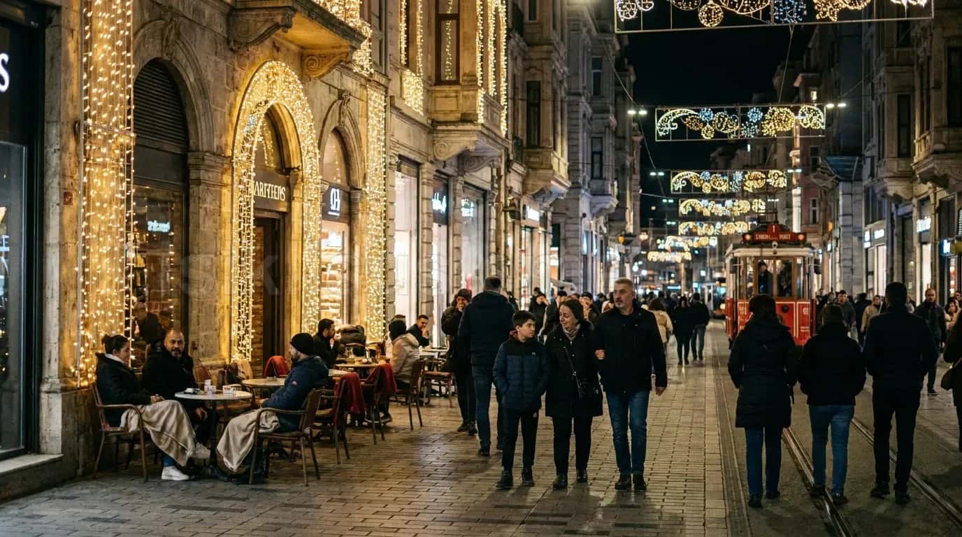 Tarihi yaya caddesinde tavan boyunca uzanan altin sari LED perde ve kalpaklarin aktigi gece manzarasi