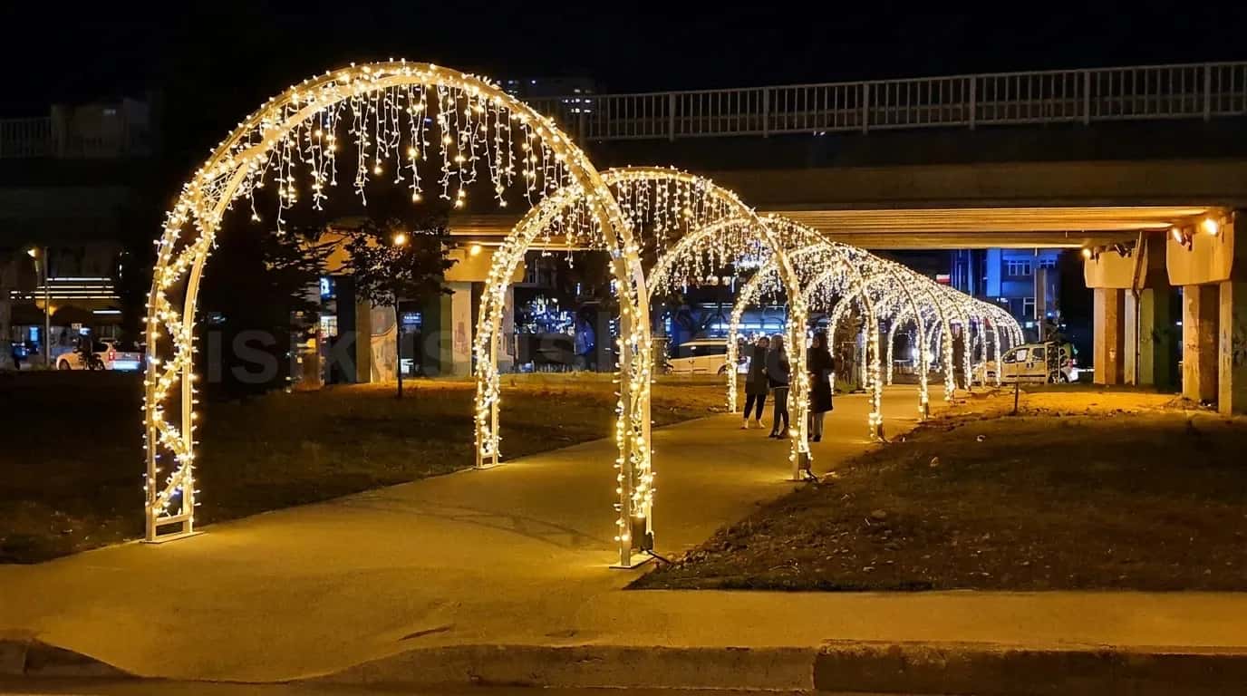 Gece cekilmis birbirine bagli sicak beyaz perde led kemer dizisi dış mekan