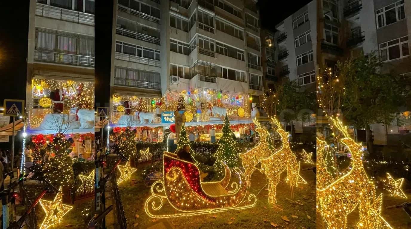 Gece acik alanda kizak geyik ve cam agaci LED figur kompozisyonunun genis aci gorunusu