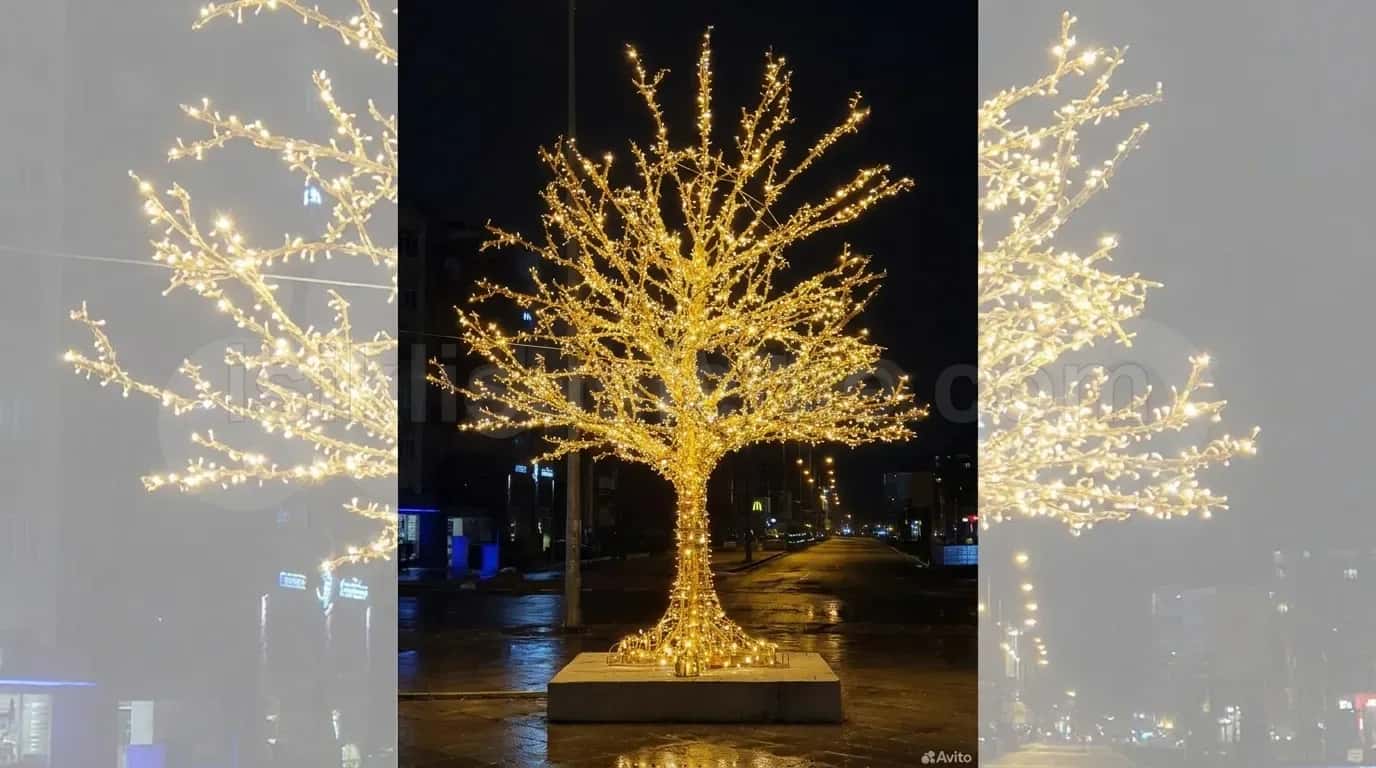 Gece yagmurlu havada meydan kenarinda duran dev sarmali sicak beyaz LED isik agaci