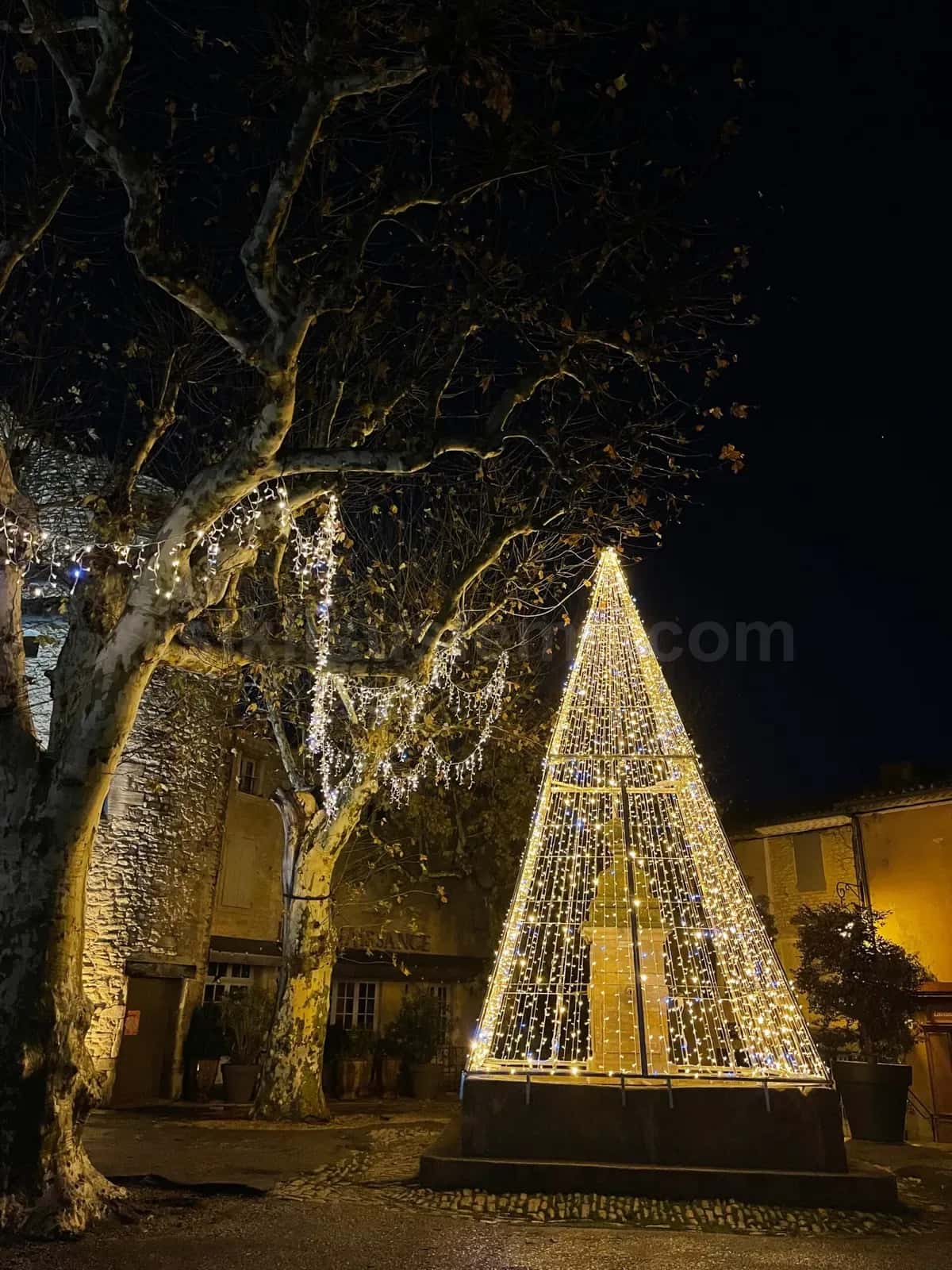 Tarihi tas meydanda sicak beyaz LED perdeli piramit yilbasi agaci gece cekimi