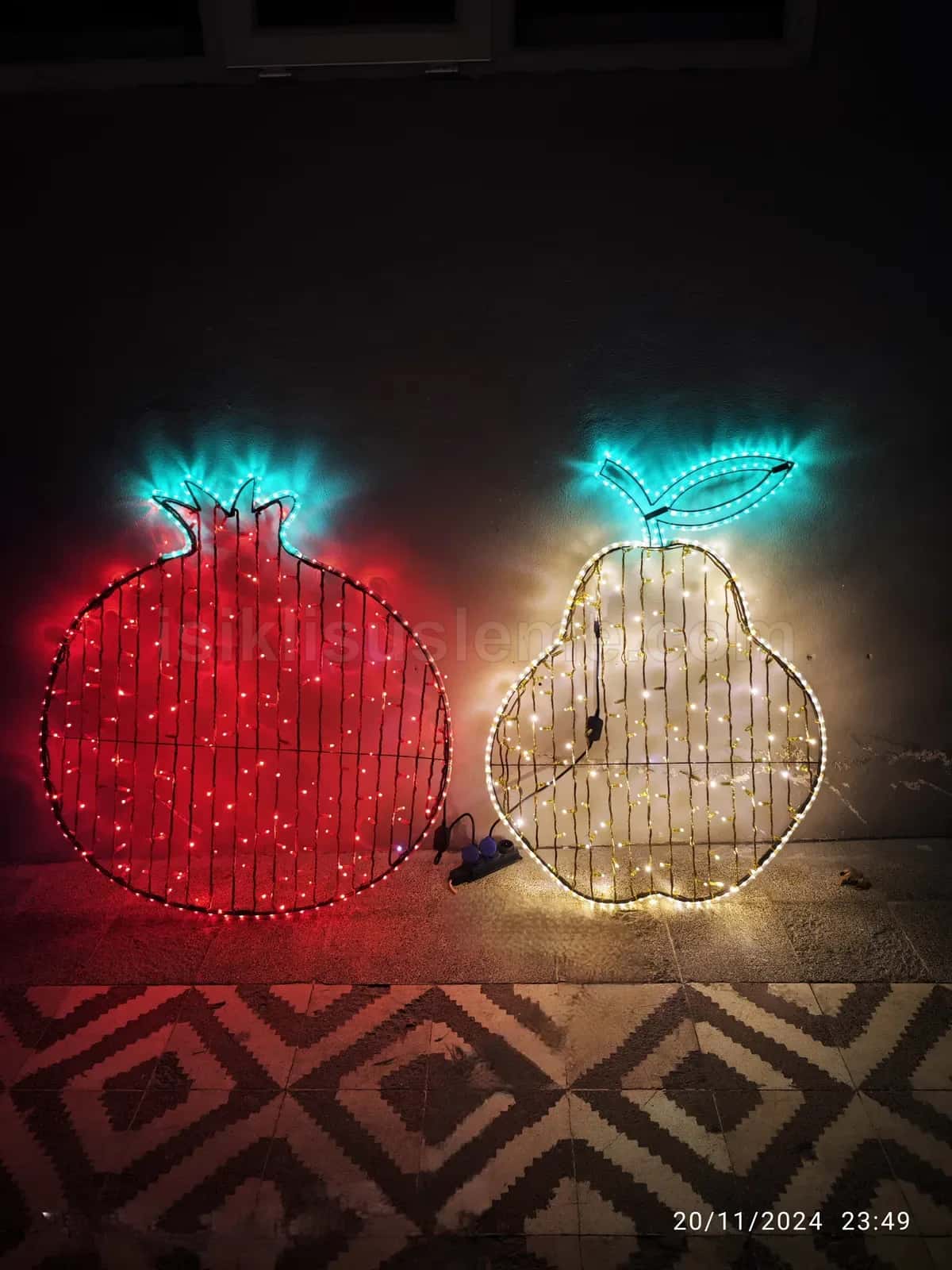 Atolyede uretilmis kirmizi nar ve bej armut seklinde tel cerceveli LED figur ornekleri