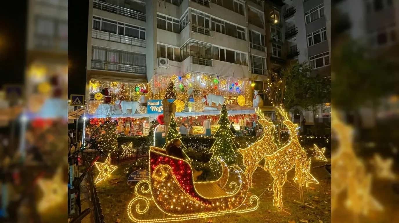 Cadde kenarinda LED isikli Noel baba kizagi ve geyik figuru yilbasi susleme