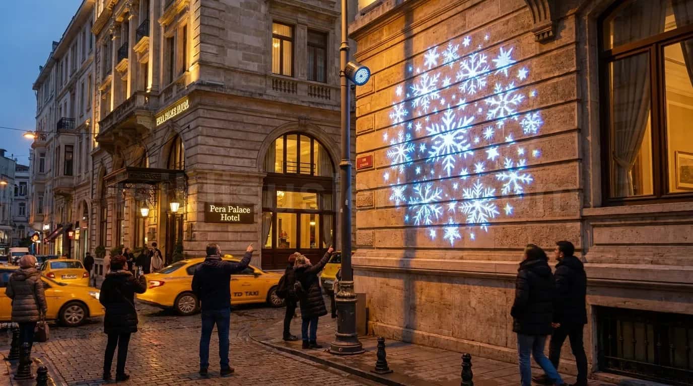 Pera Palace Hotel binasina kar tanesi sekilli mavi LED projeksiyon yansitiliyor