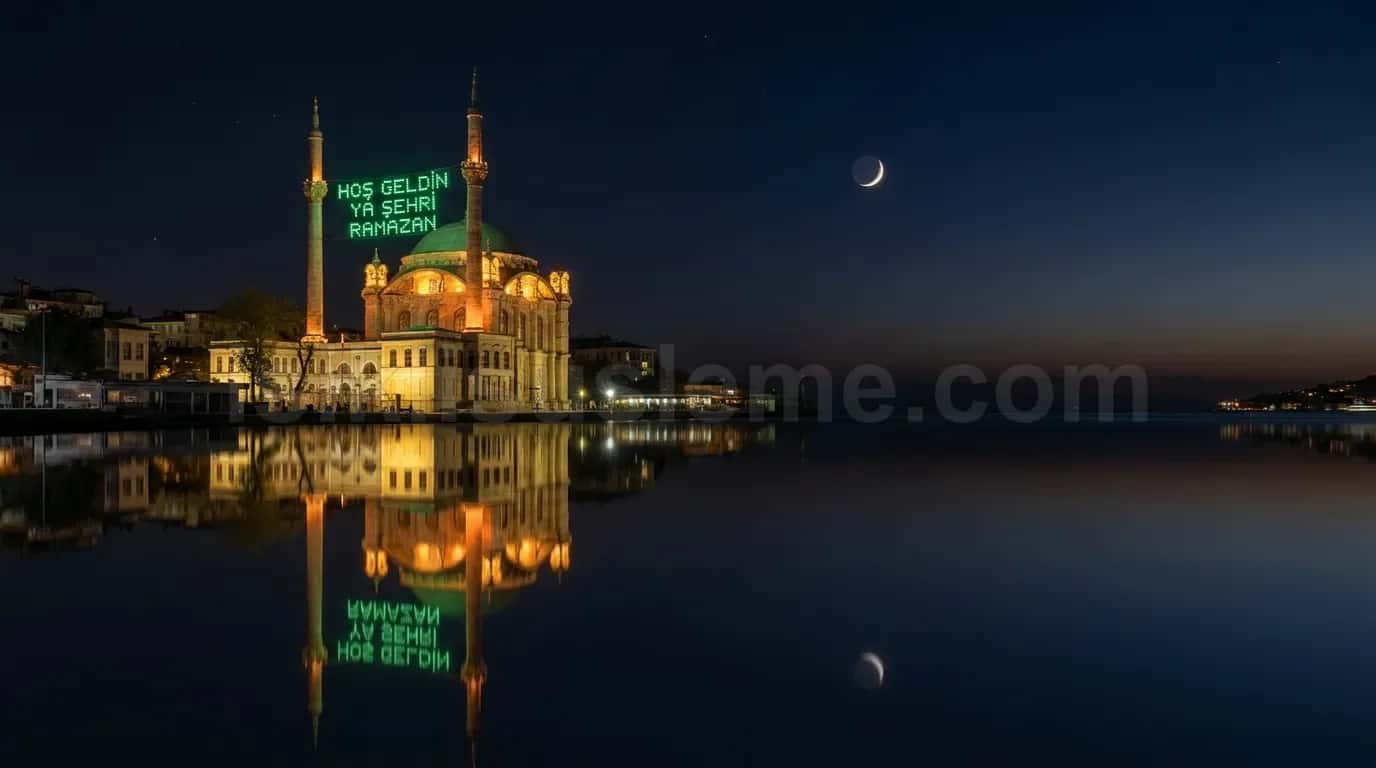Geceleri Bogazda yansıyan hos geldin ramazan yazılı yeşil led tabelalı tarihi camii