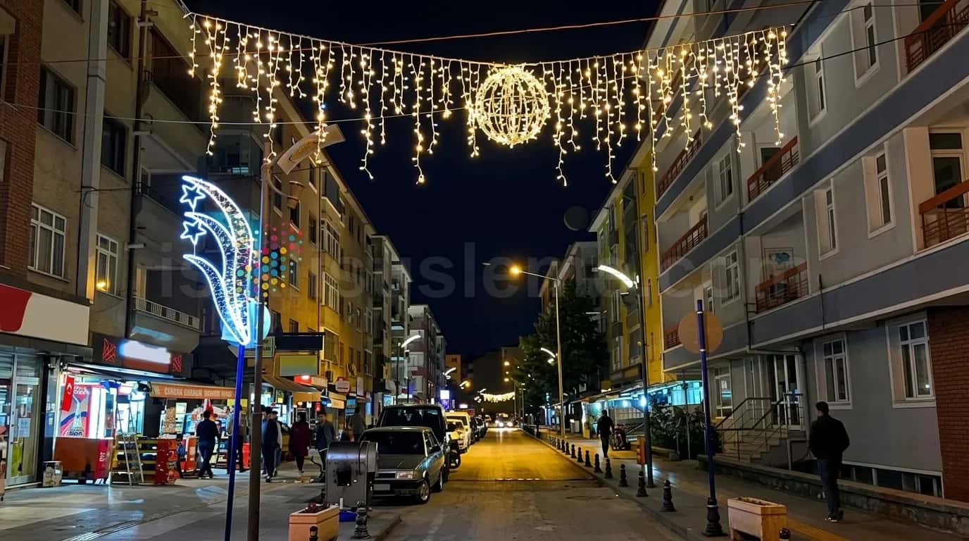Sehir caddesinde perde LED ve asili altin kure motifi ile aydinlatilmis gece sokak gorunumu