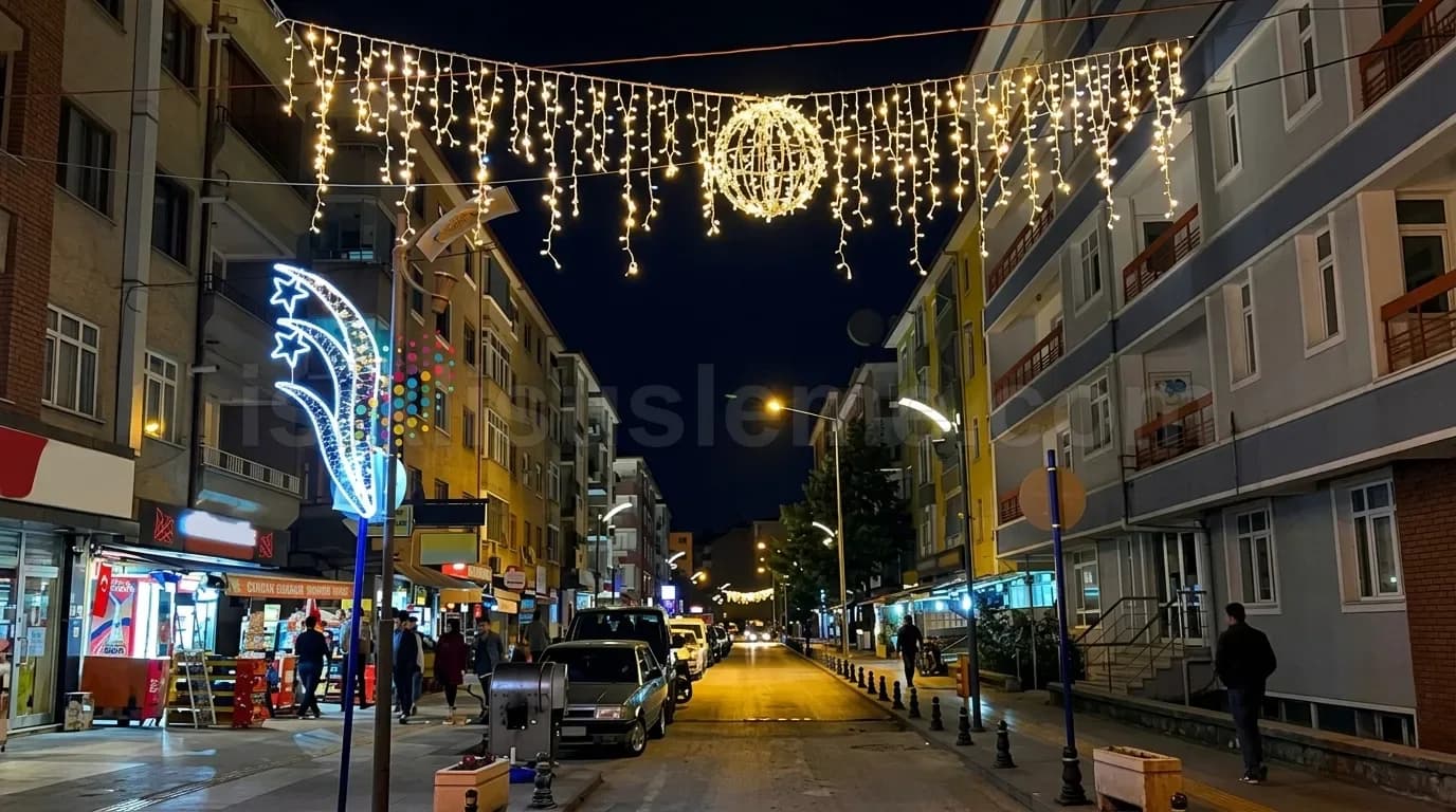 Sehir caddesinde perde LED ve asili altin kure motifi ile aydinlatilmis gece sokak gorunumu