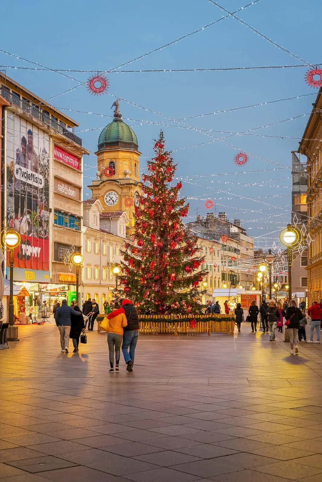 Tarihi saat kulesi onunde buyuk yilbasi agaci ve led isikli cadde susleme