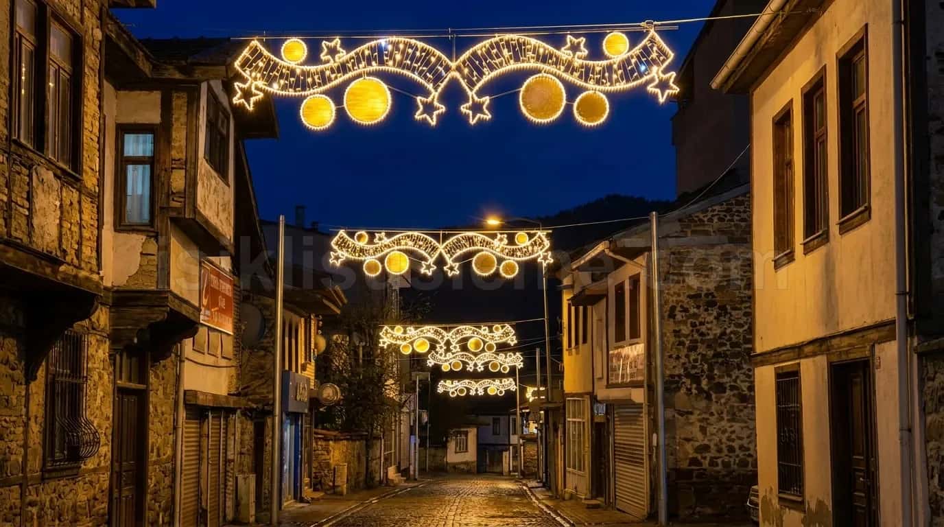 Tarihi sokakta altin tonlarda LED kemer susleme yildiz ve kure motifli yakın cekim