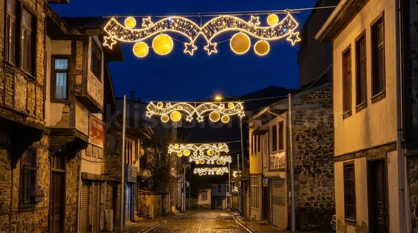 Tarihi sokakta altin tonlarda LED kemer susleme yildiz ve kure motifli yakın cekim