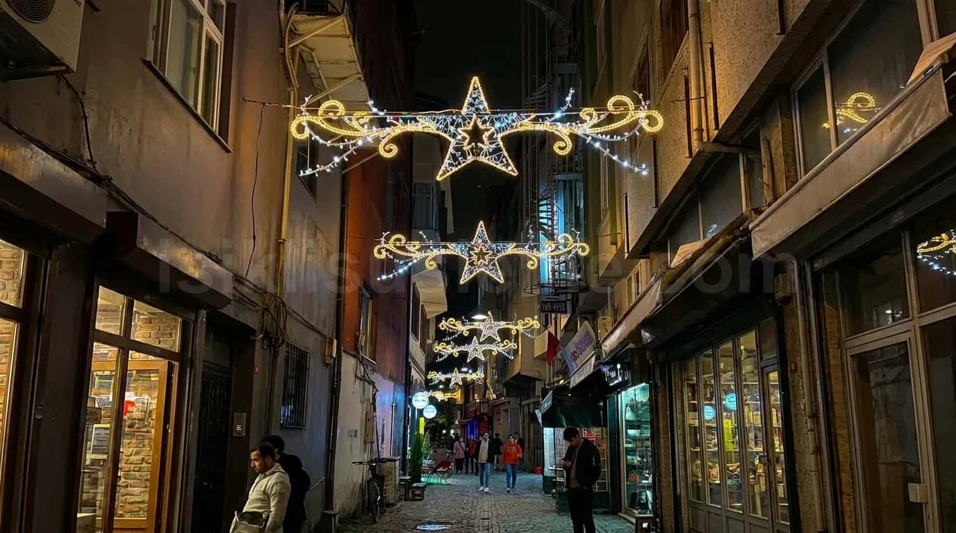 Dar tarihi bir sokakta havada asili LED yildiz kemer susleme gecesi