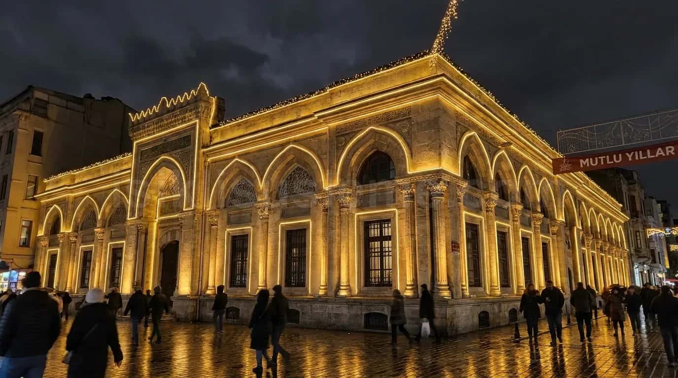 Tarihi tas binada sari sicak beyaz LED cephe aydinlatmasi gece manzarasi yayalar
