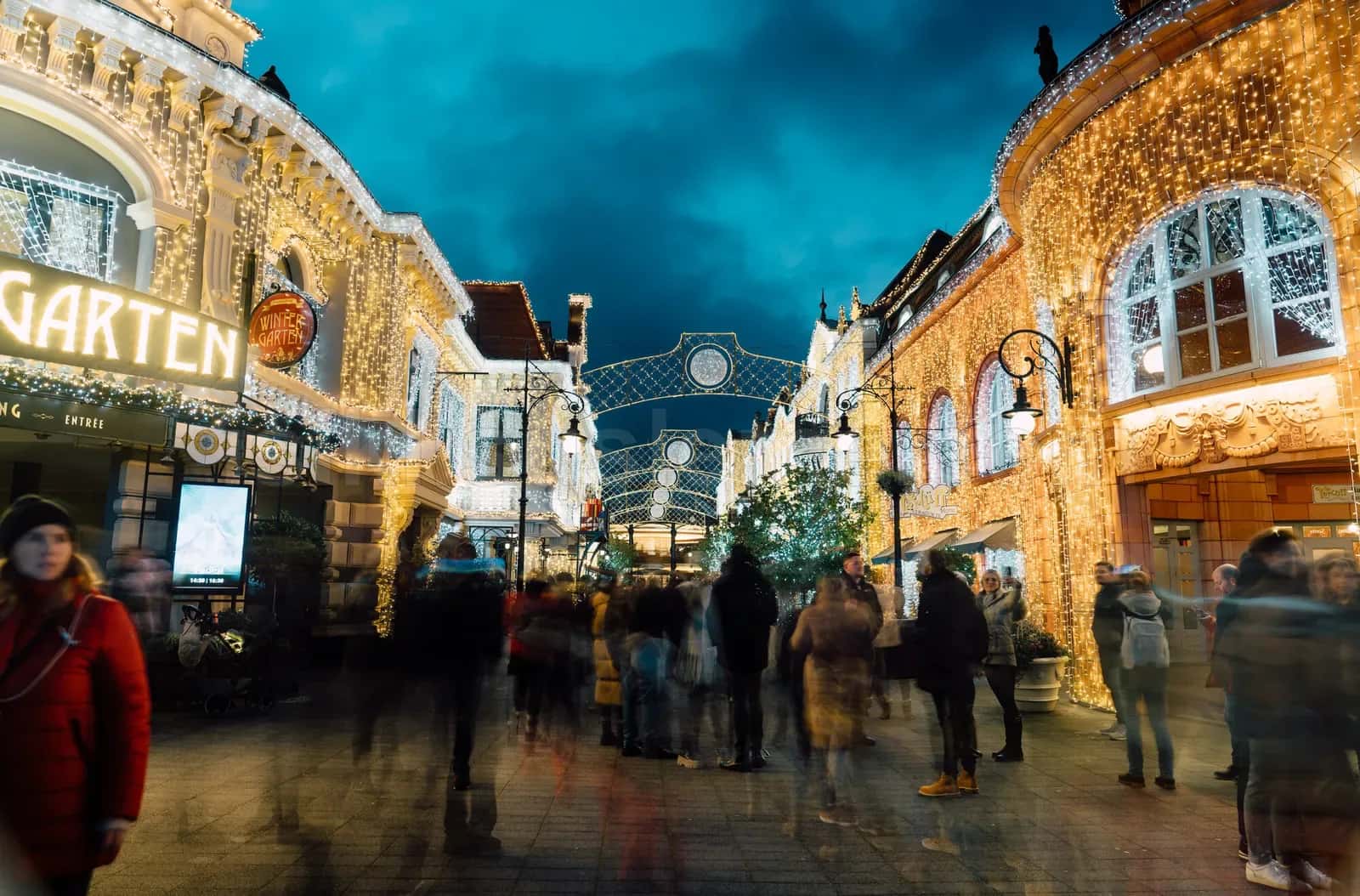 Aksamustu yayalarin gezindigi tarihi cadde boyunca binalara sarili altin LED isiklar ve ustten asili LED kemerler
