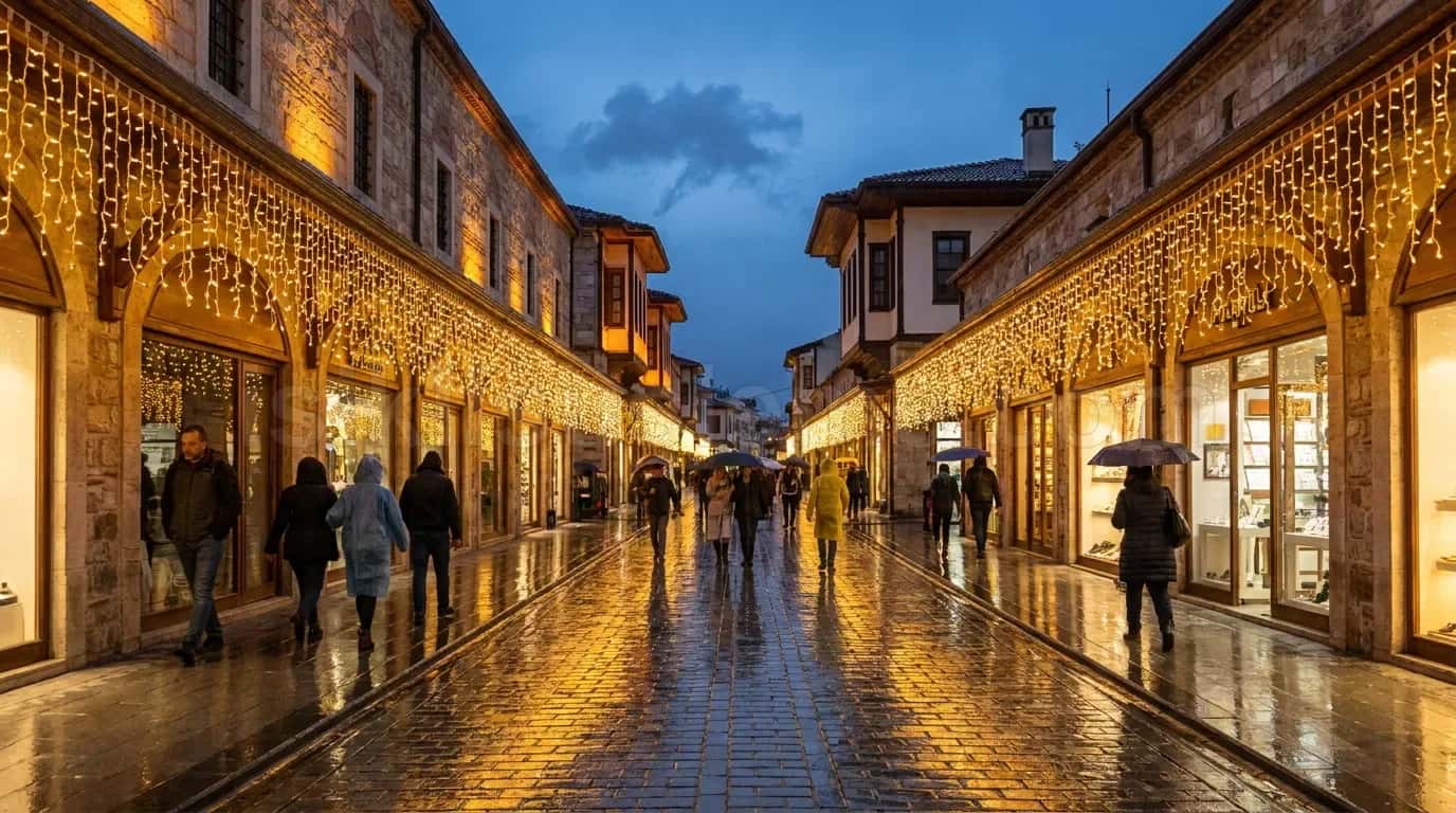 Yagmurlu bir gece tarihi carsi kemerleri boyunca uzanan sicak beyaz sarkac LED perde ile aydinlatilmis ahsap dukkan caddesi