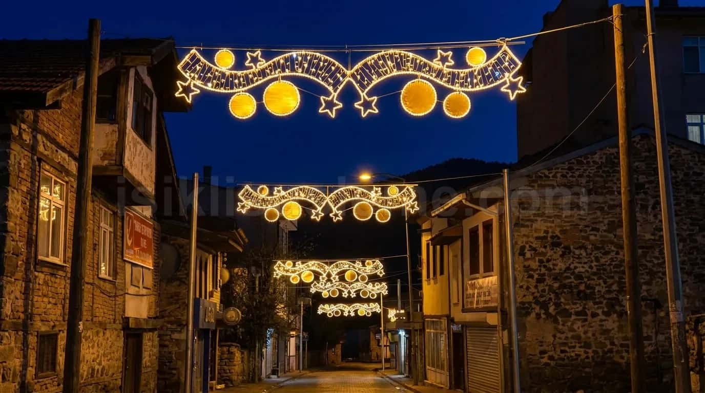 Dar tarihi sokak uzerinde altin sari LED kemer portali yildiz ve kure motifleriyle gece cekim
