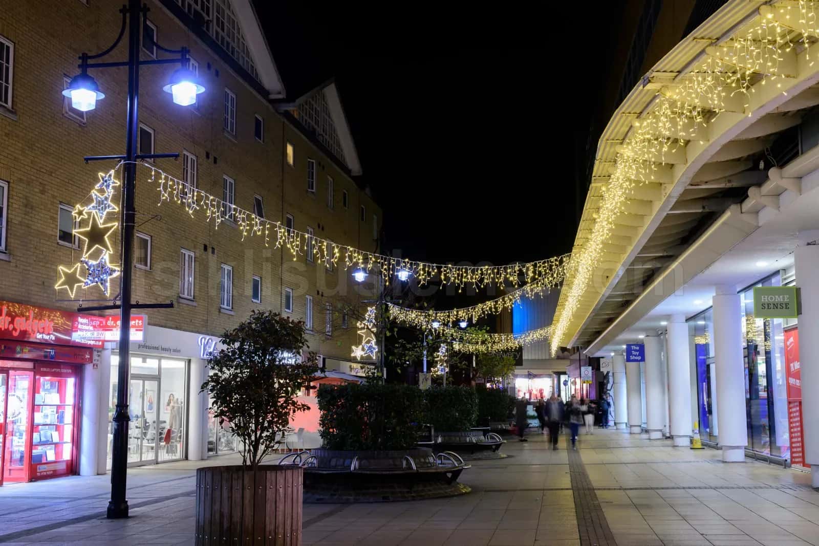 Gece magazalarin onunde yildiz motifleri ve perde led isikli ticari cadde susleme