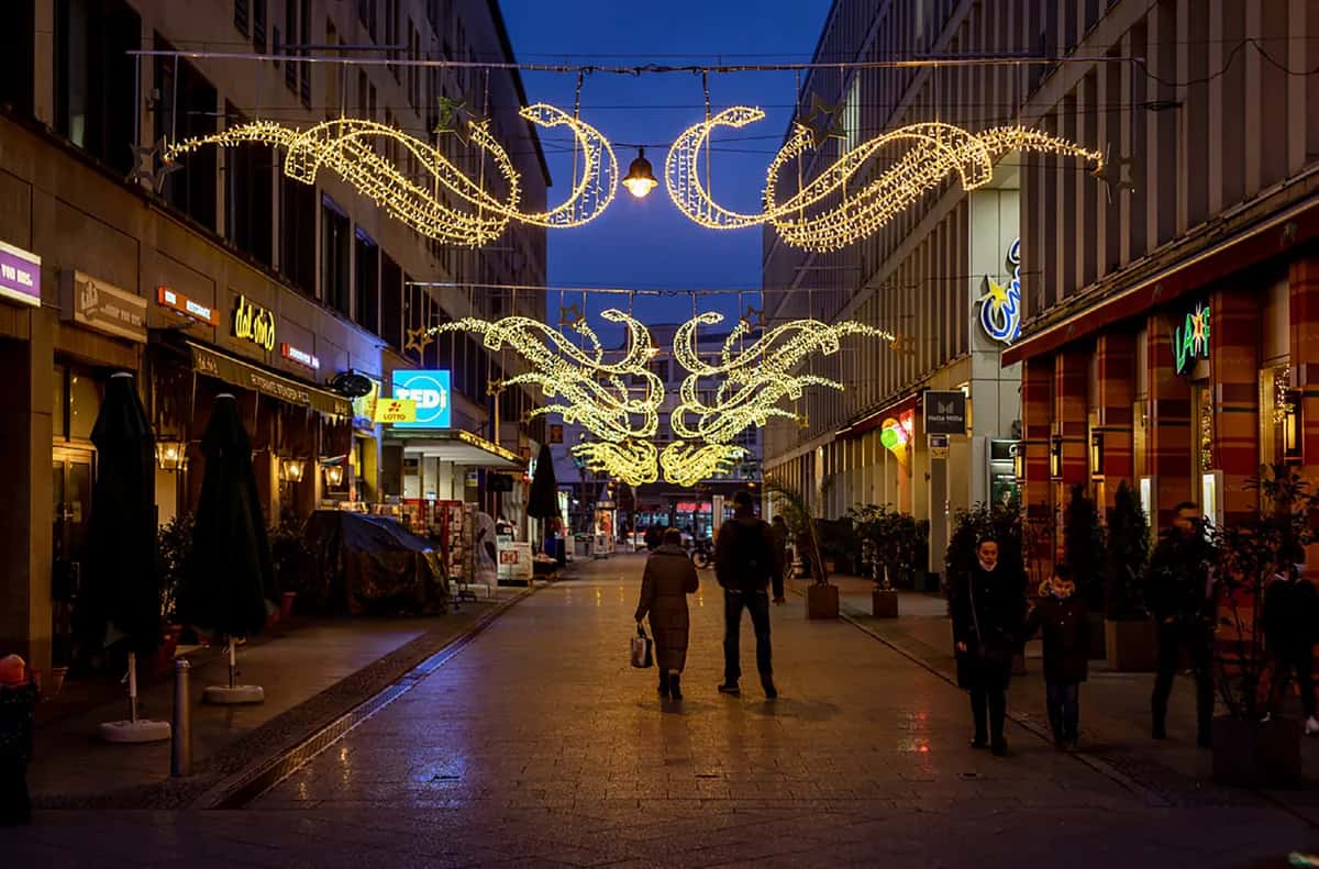 Hamper 510 Ross 470 Cadde Motifi kurulmuş halde gece çekimi, LED ışık süsleme uygulaması