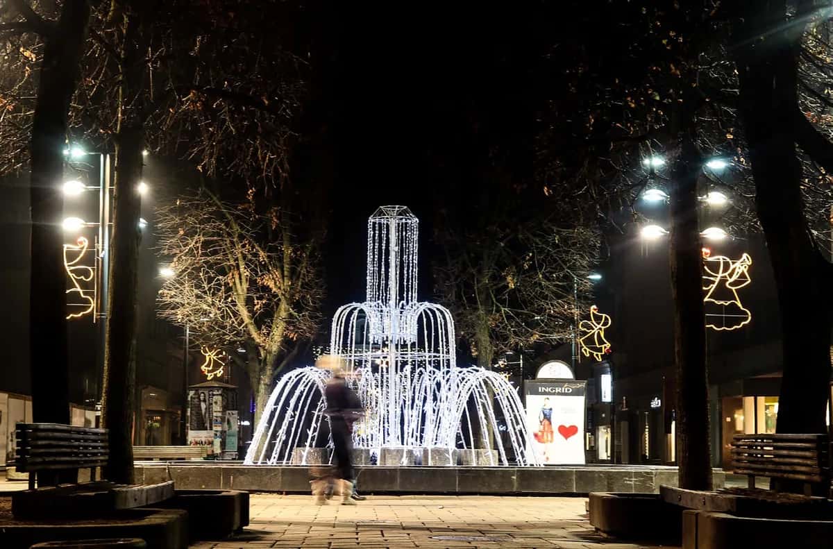 Niagara 230 Çeşme kurulmuş halde gece çekimi, LED ışık süsleme uygulaması