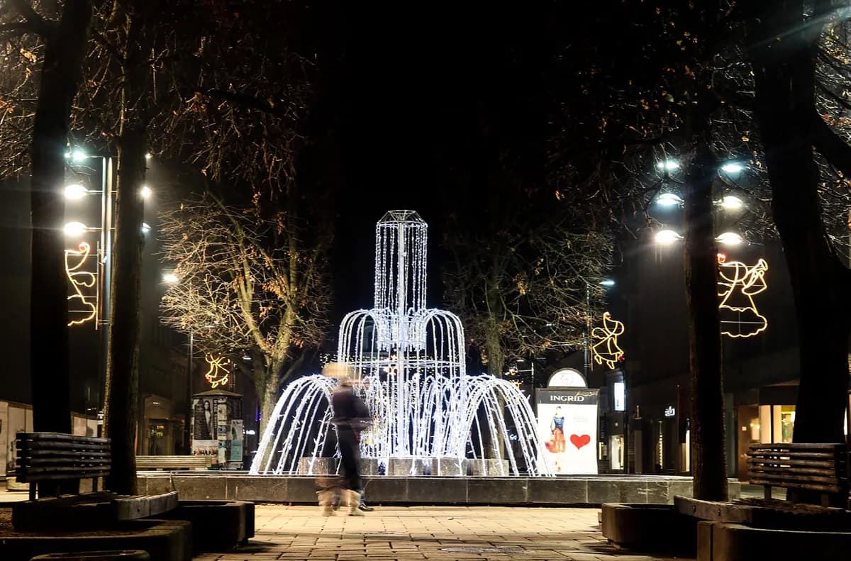 Niagara 230 Çeşme kurulmuş halde gece çekimi, LED ışık süsleme uygulaması