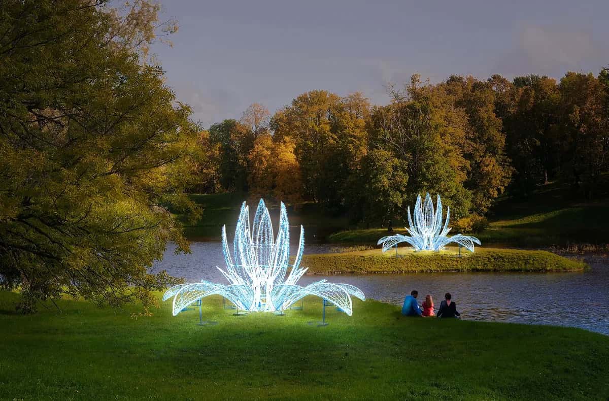 Waterlily 780 Dev Nilüfer Figürü kurulmuş halde gece çekimi, LED ışık süsleme uygulaması