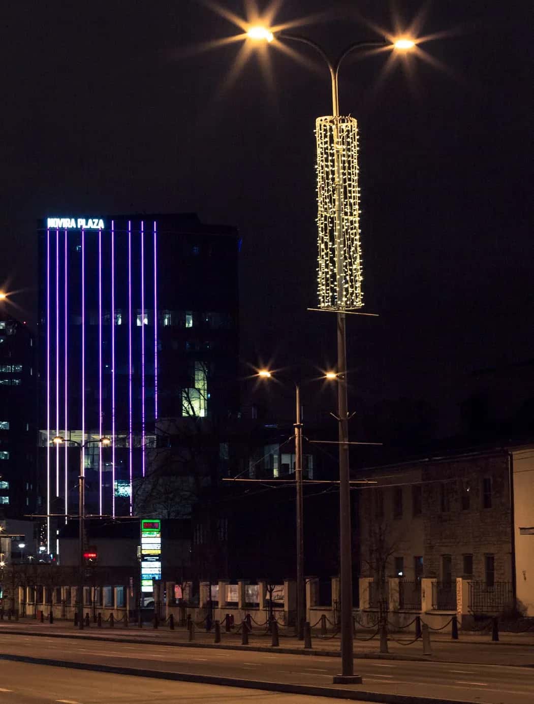 Tallinn Direk Süsü kurulmuş halde gece çekimi, LED ışık süsleme uygulaması