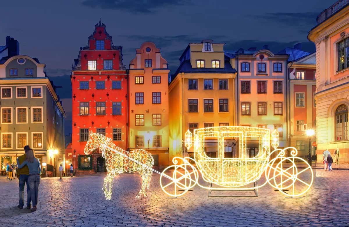 Carriage ve Cinderella Fayton kurulmuş halde gece çekimi, LED ışık süsleme uygulaması