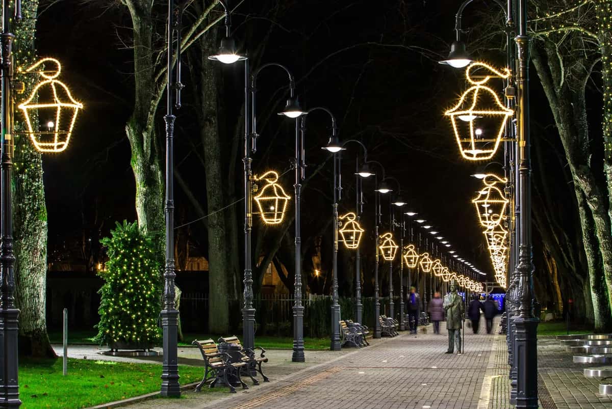 Chontel ve Lantern Top Motifleri kurulmuş halde gece çekimi, LED ışık süsleme uygulaması
