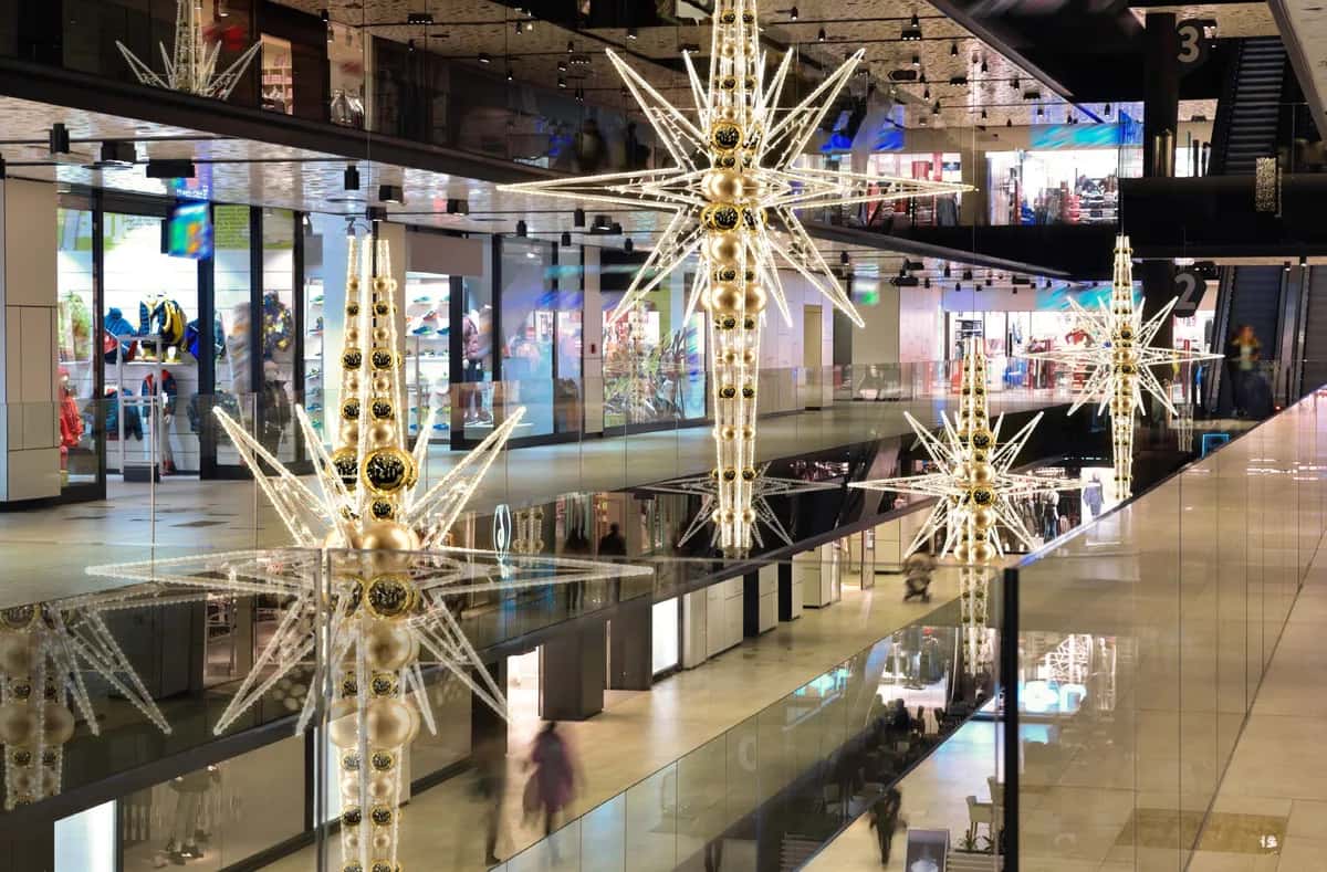 Nordy Plus Geometrik Heykel kurulmuş halde gece çekimi, LED ışık süsleme uygulaması