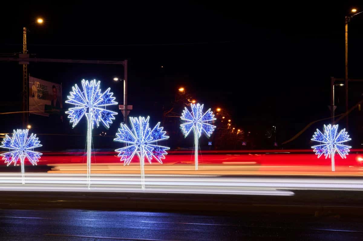 Rukki Geometrik Heykel kurulmuş halde gece çekimi, LED ışık süsleme uygulaması