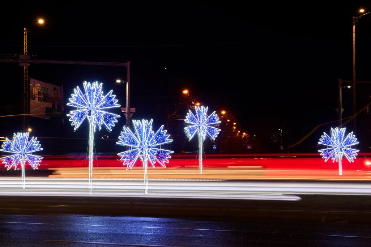 Rukki Geometrik Heykel kurulmuş halde gece çekimi, LED ışık süsleme uygulaması