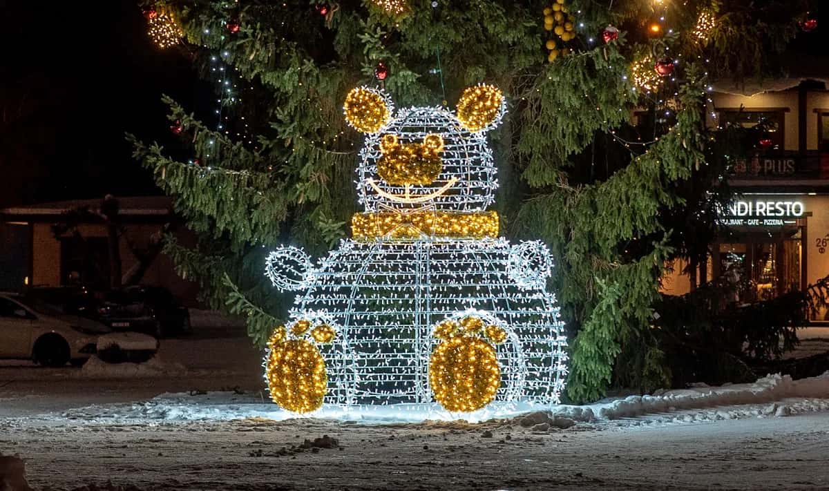 Teddy 250/350 Ayı Figürü kurulmuş halde gece çekimi, LED ışık süsleme uygulaması