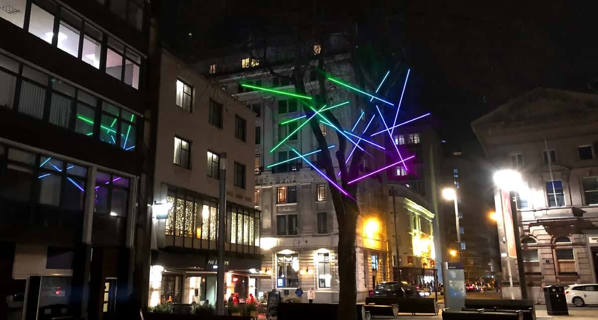 RGB Lines Kontur Şerit kurulmuş halde gece çekimi, LED ışık süsleme uygulaması