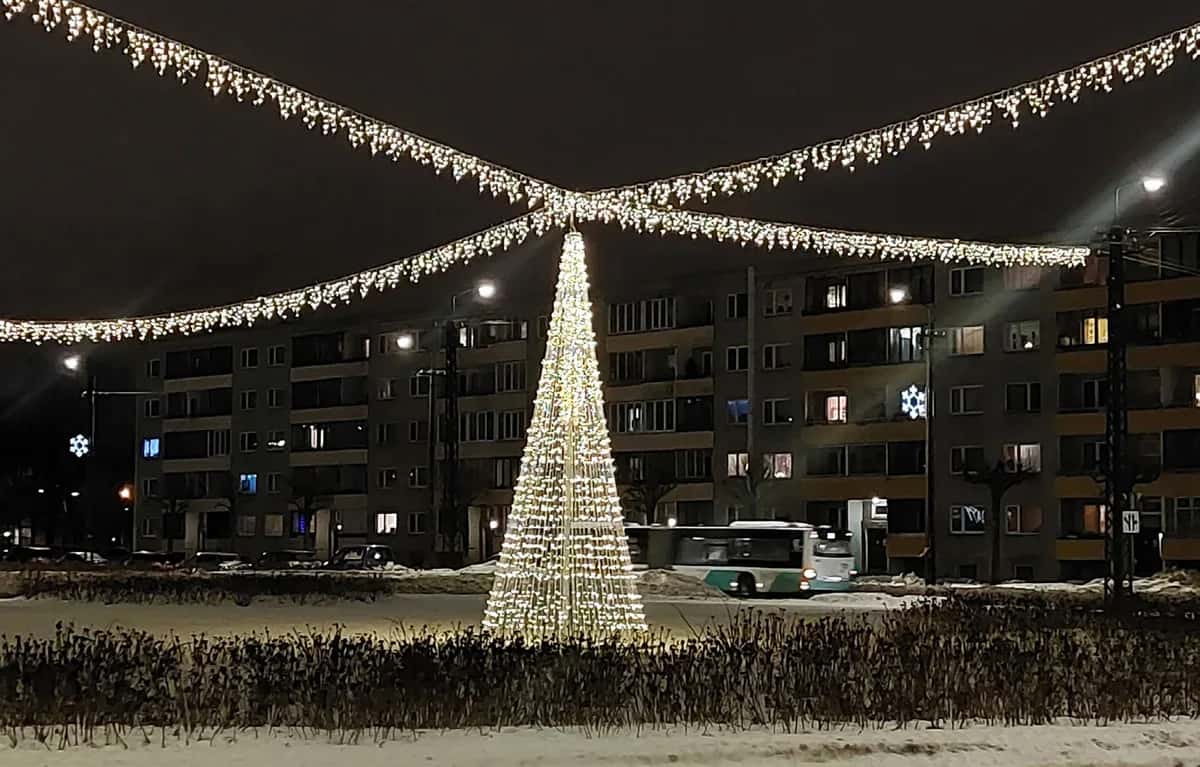 Jurmala kurulmuş halde gece çekimi, LED ışık süsleme uygulaması